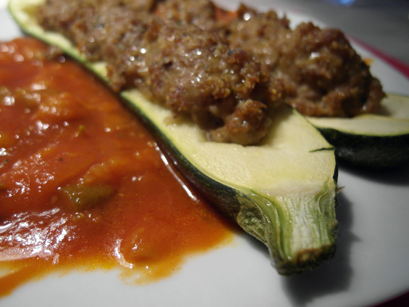 Mit Hackfleisch gefüllte Zucchini in Tomatensauce » flott-kochen.de