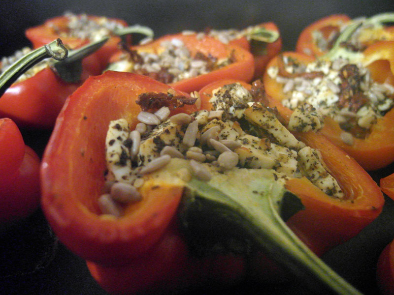 Paprika aus dem Ofen mit Schafskäse und Kräutern » flott-kochen.de