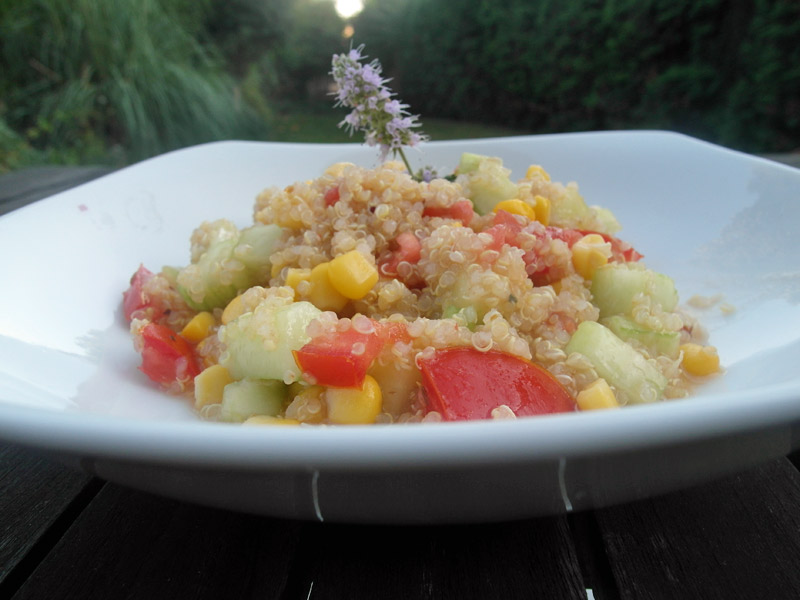 Quinoa-Salat mit Mais, Tomate und Gurke » flott-kochen.de