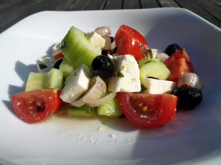 Griechischer Bauernsalat mit Schafskäse und Oliven » flott-kochen.de