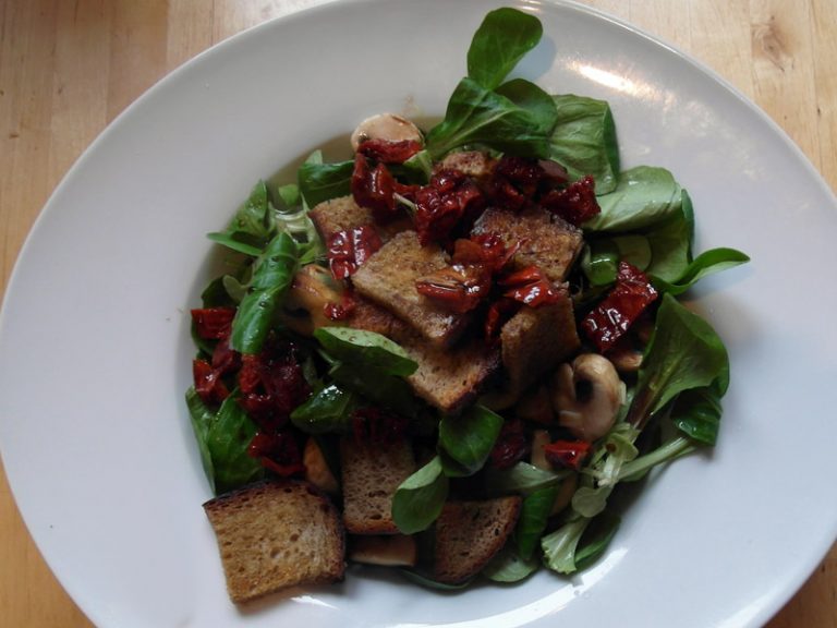 Feldsalat mit Brotchips und gebratenen Champignons » flott-kochen.de