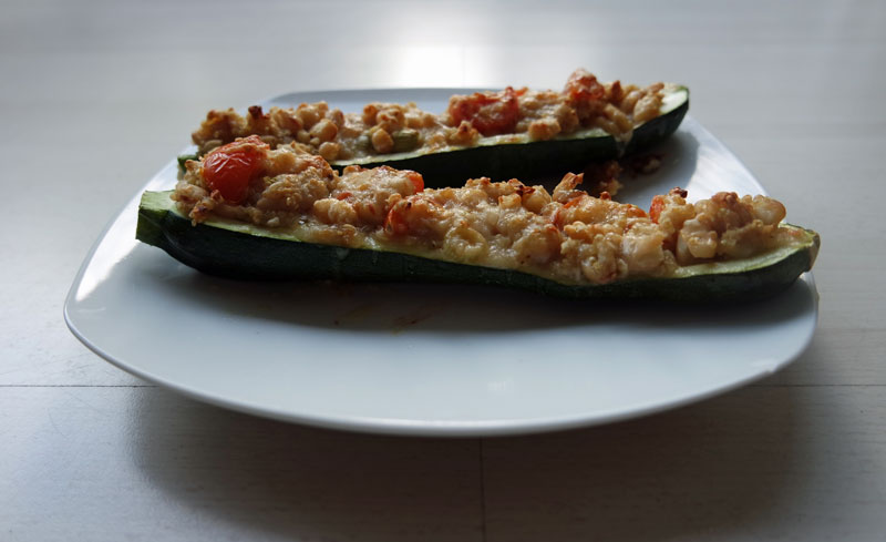 Gefüllte Zucchini mit Quinoa, Bohnen und Mandeln » flott-kochen.de