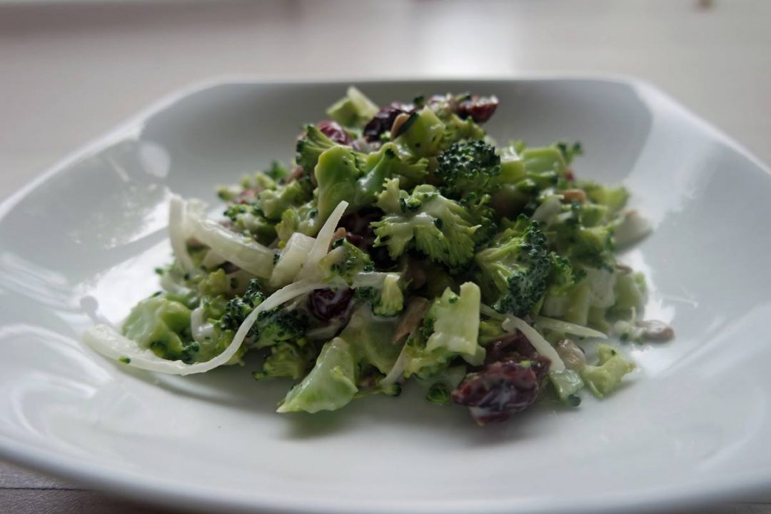 Brokkoli-Salat mit Cranberries und Sonnenblumenkernen » flott-kochen.de