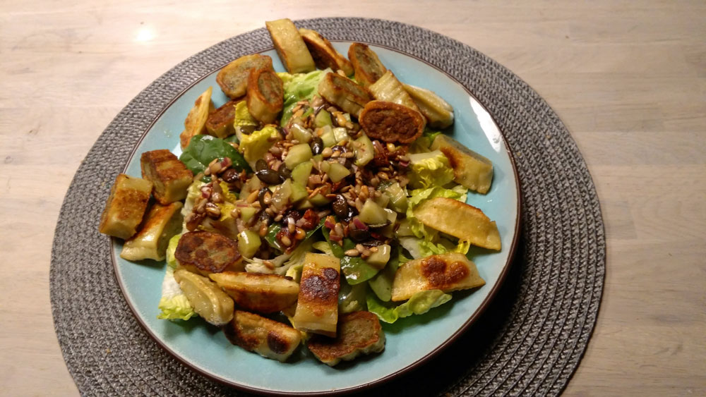 gebratene Maultaschen auf Salat