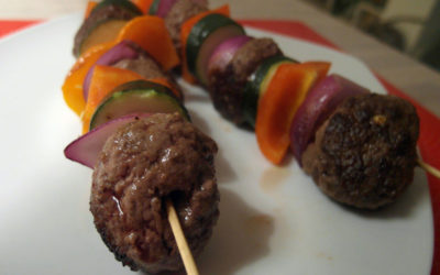 Türkische Hackfleischspieße mit Gemüse