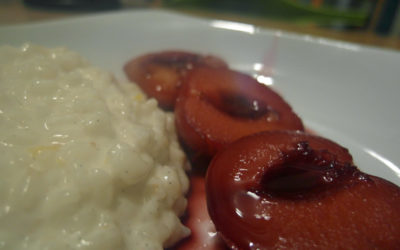 Aromatisierter Milchreis mit würzigen Rotwein-Pflaumen