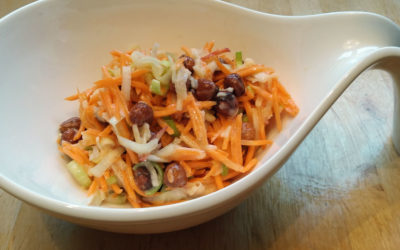 Karottensalat mit Lauch und Nüssen