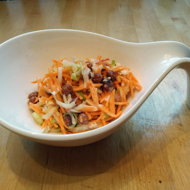 Karottensalat mit Lauch und Nüssen » flott-kochen.de