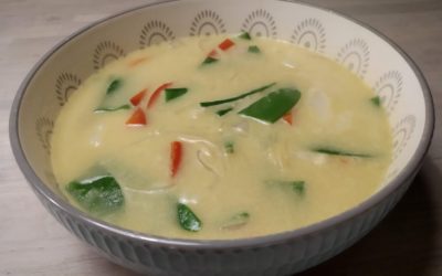 Scharfe Curry-Kokossuppe mit Nudeln und Gemüse
