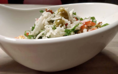 Roher Blumenkohlsalat mit Rucola, Paprika und Oliven