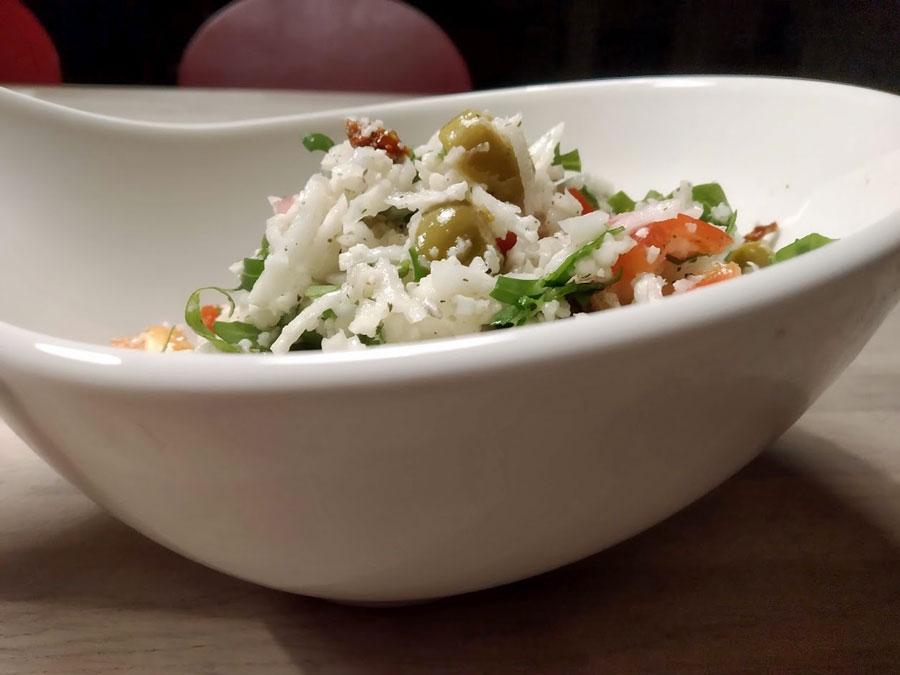 Roher Blumenkohlsalat mit Rucola, Paprika und Oliven » flott-kochen.de