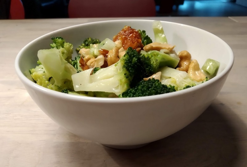 Brokkolisalat mit Tomaten und Cashewnüssen