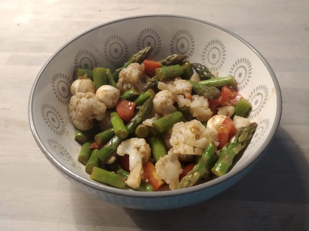 Salat aus Spargel, Blumenkohl und Tomaten