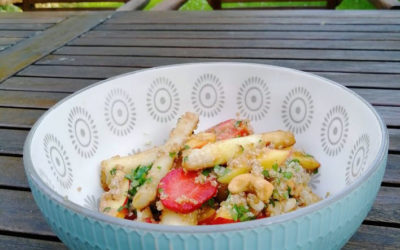 Spargelsalat mit Quinoa, Nektarinen und Erdbeeren