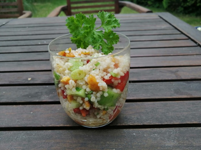 Arabischer Graupensalat mit Paprika, Gurke und getrockneter Mango ...