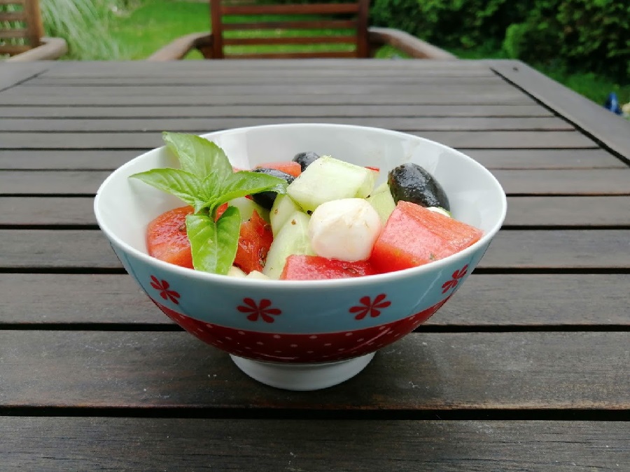 Melonensalat mit Mozzarella und Oliven