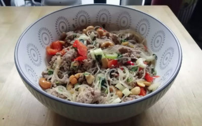 Glasnudelsalat mit Hackfleisch und Cashewnüssen