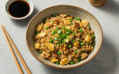 Die 12-Minuten Reste-Rettung: Blitzschneller gebratener Reis mit Ei & Erbsen